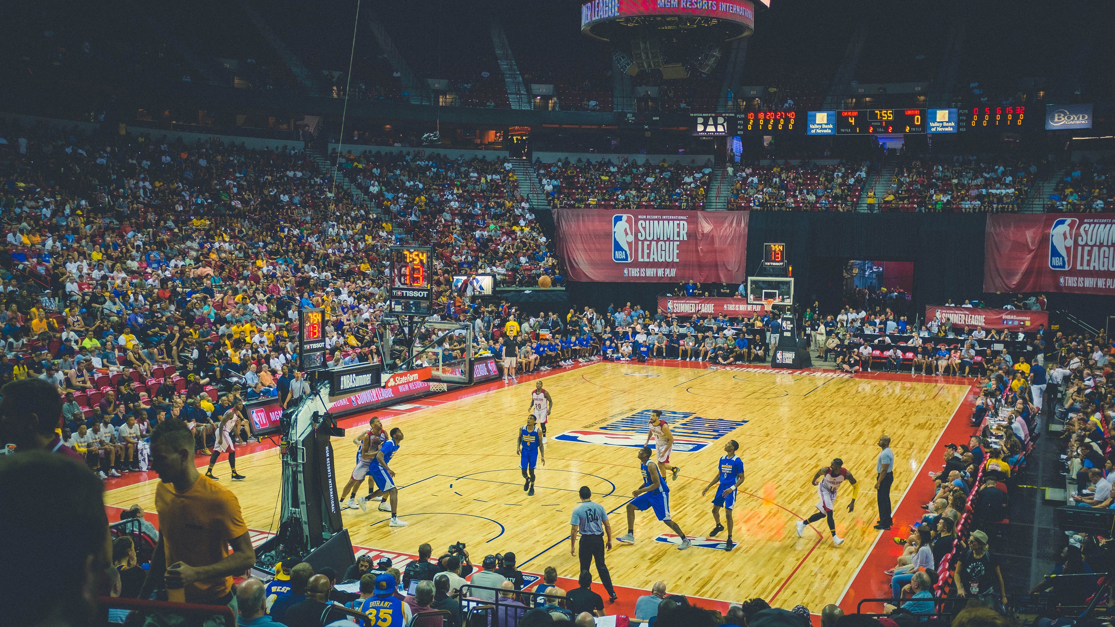 “马科斯·梅特罗的防守技术与速度，为美洲狮队提供全方位保障”